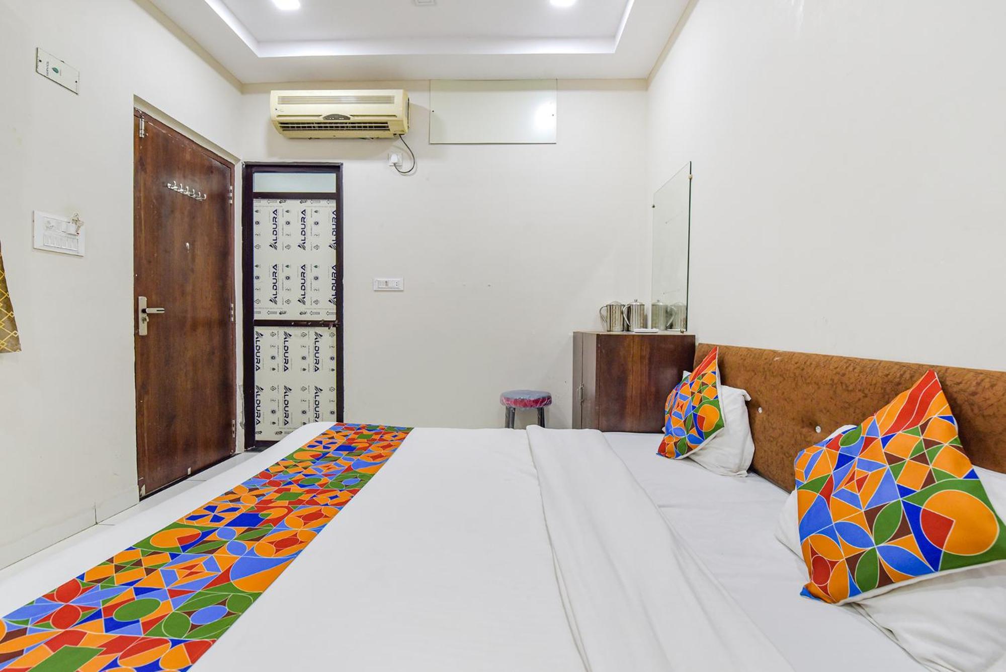 Fabexpress Devani Palace Ujjain Buitenkant foto