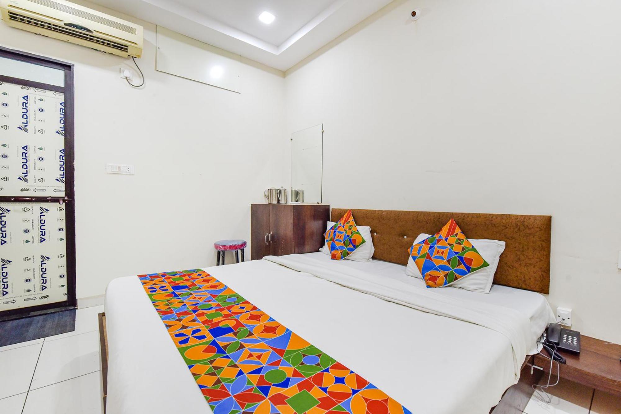Fabexpress Devani Palace Ujjain Buitenkant foto