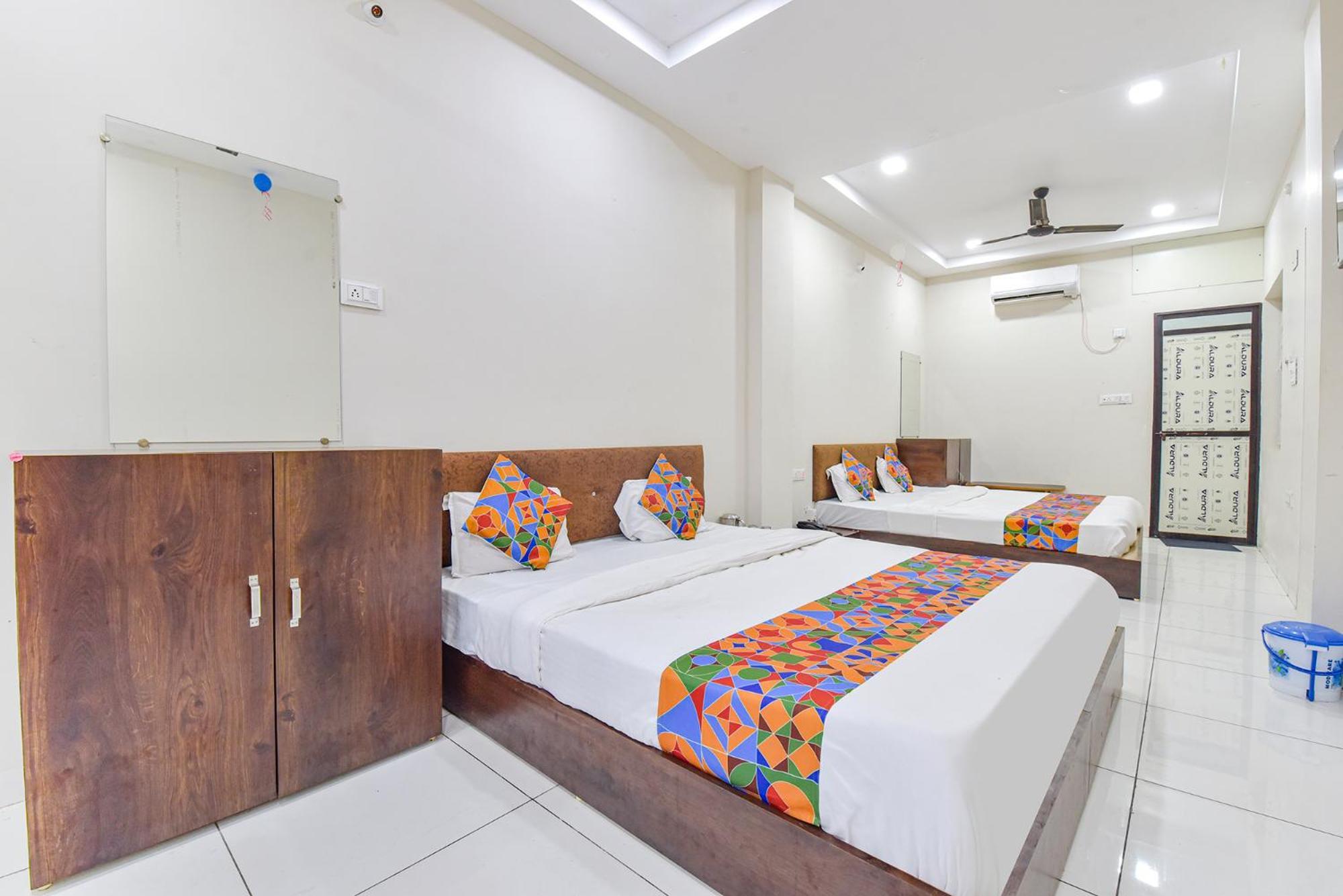 Fabexpress Devani Palace Ujjain Buitenkant foto