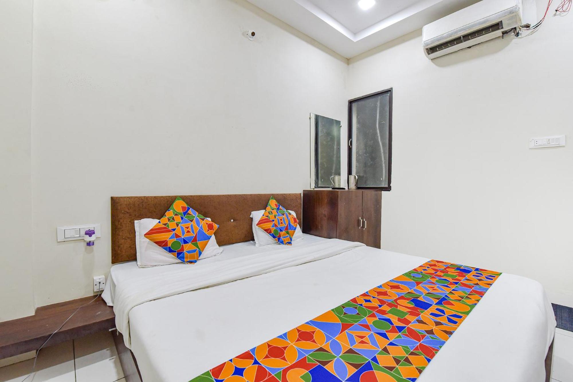 Fabexpress Devani Palace Ujjain Buitenkant foto